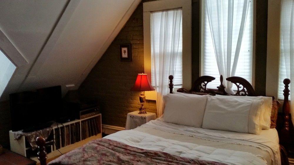 Clifford House Private Home B&B Кливленд Экстерьер фото